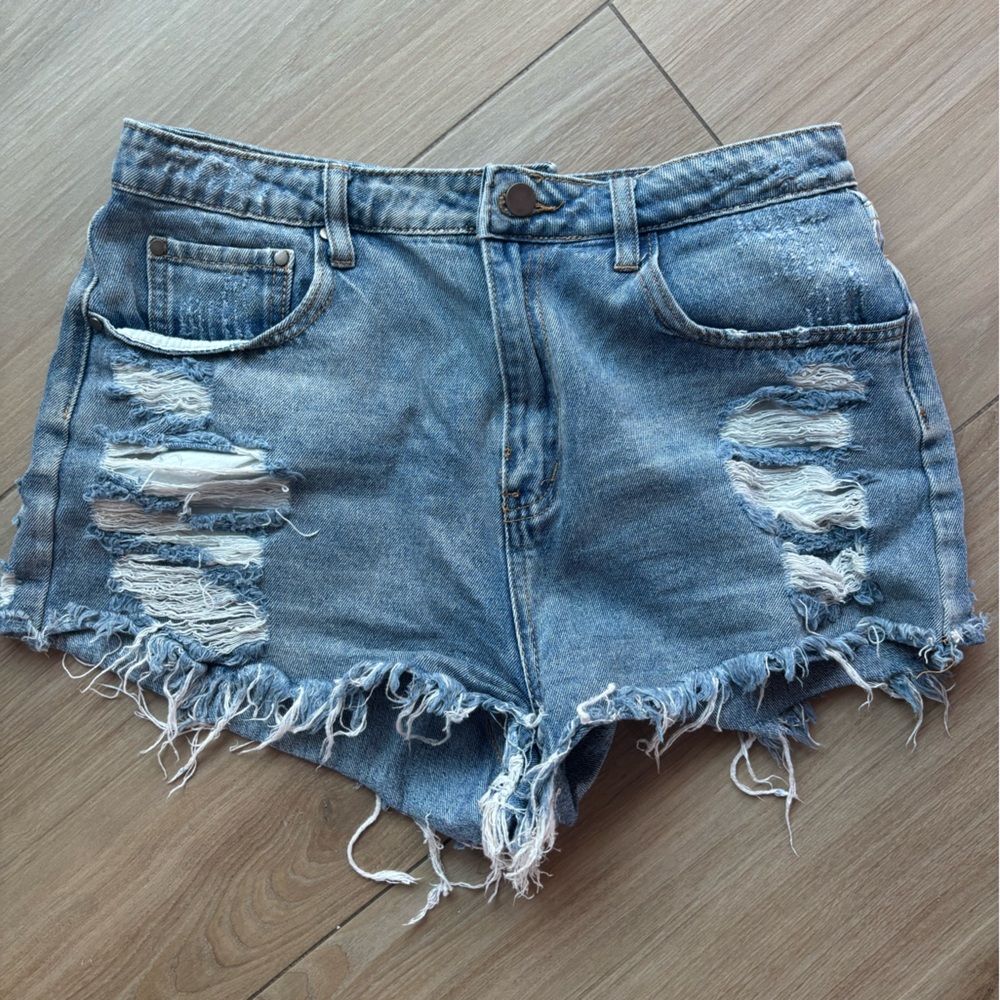 Cute distressed denim shorts! Size L